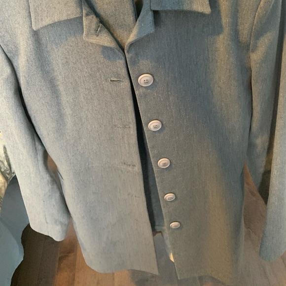 Gray suite - Picture 1 of 5